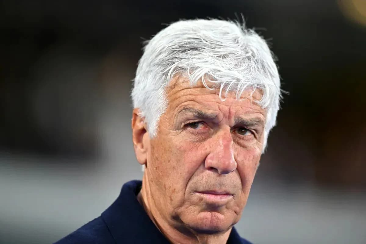 Entraîneur regardant attentivement lors d'un match