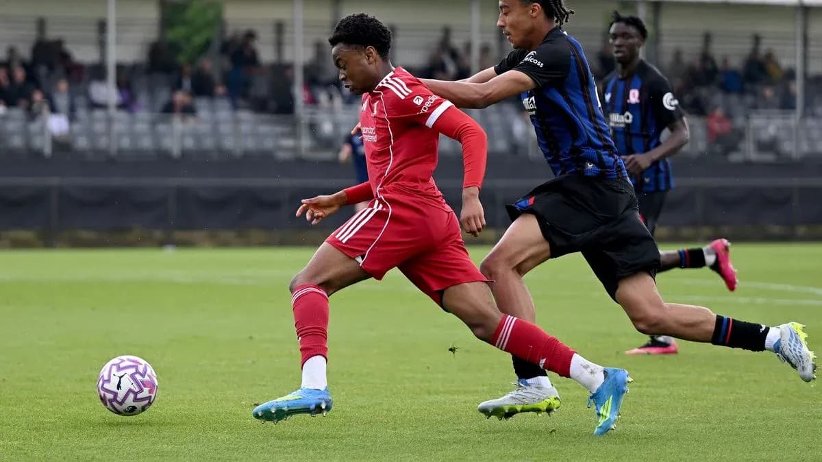 Joueur en rouge dribblant un adversaire en noir