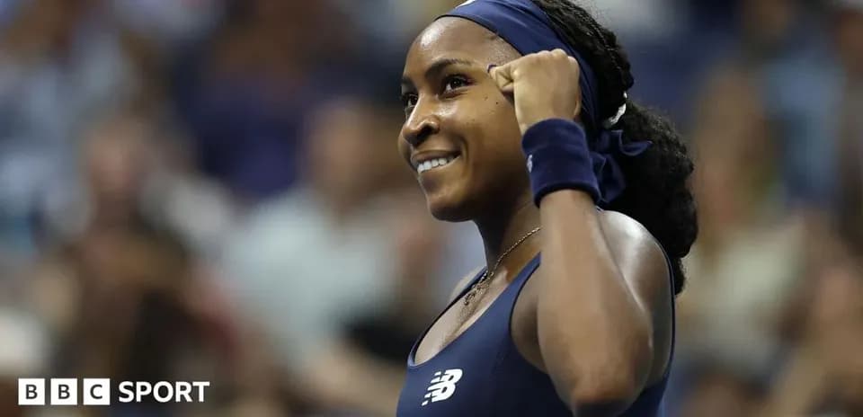 Joueuse de tennis célébrant une victoire sur le court