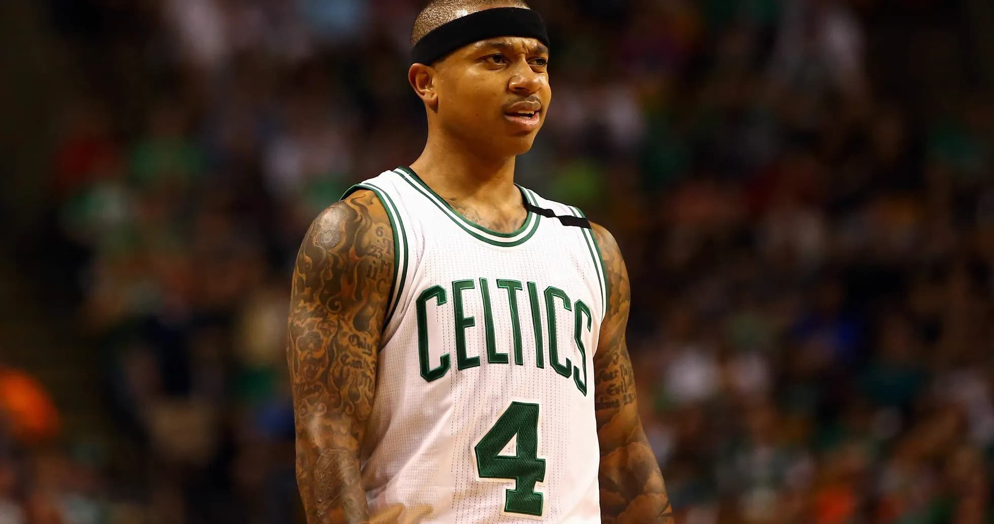 Joueur des Celtics en uniforme sur le terrain
