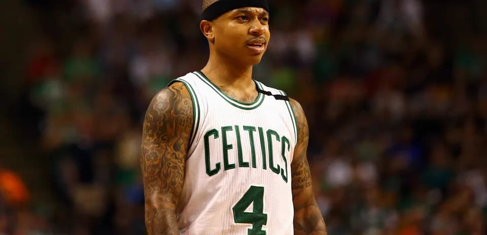 Joueur des Celtics en uniforme sur le terrain
