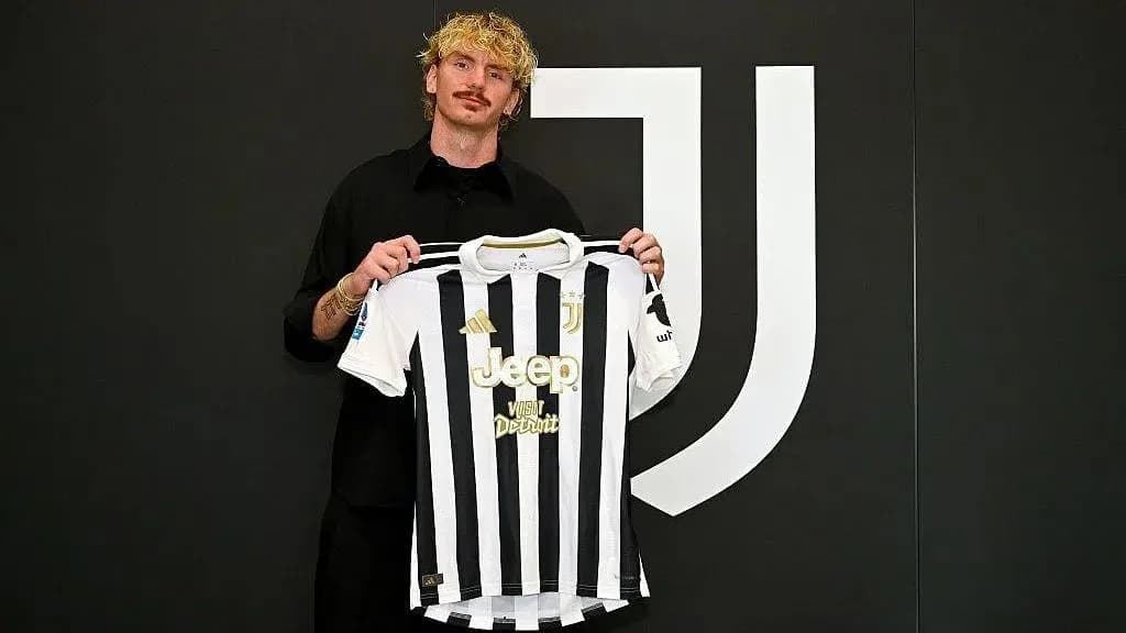 Joueur présentant le maillot de la Juventus