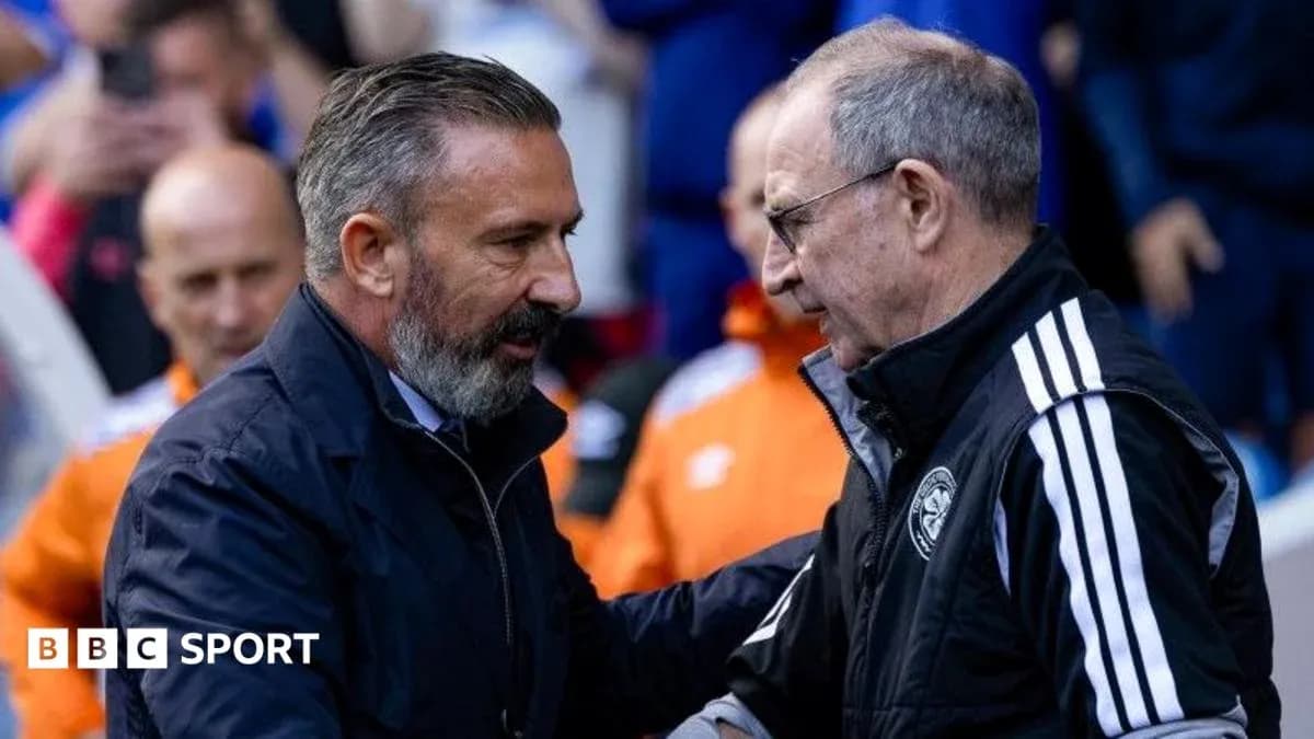 Deux entraîneurs se serrant la main avant le match
