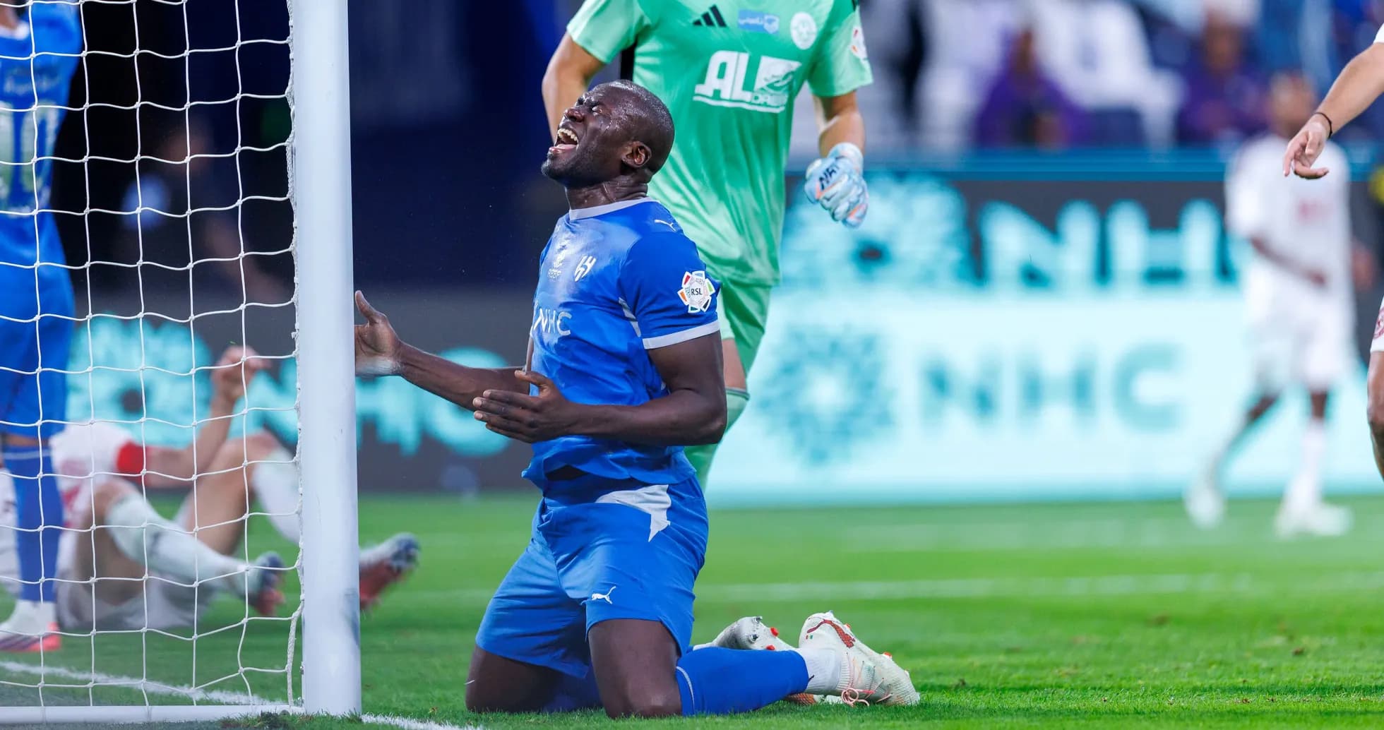 Joueur à genoux après une occasion manquée au but