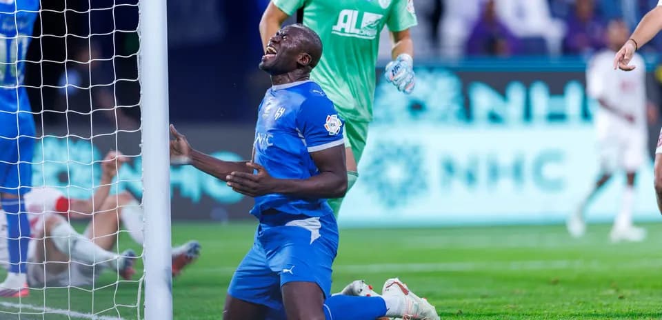 Joueur à genoux après une occasion manquée au but