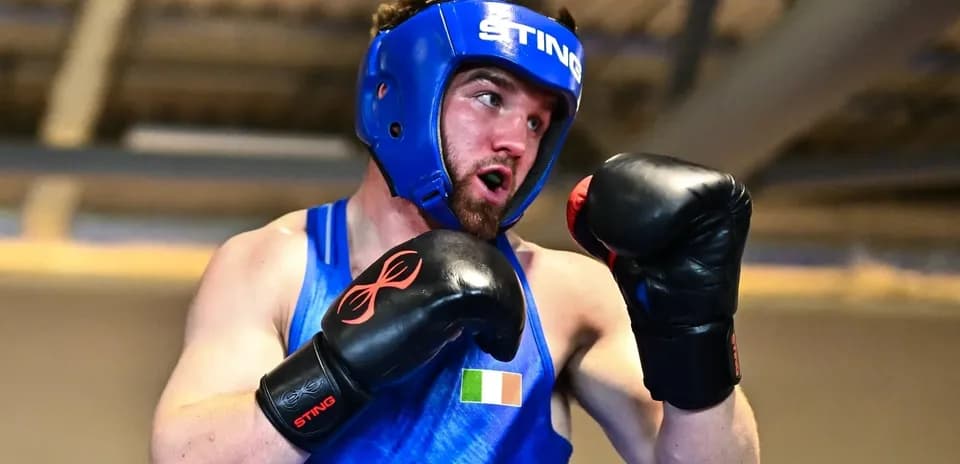 Boxeur en action avec gants et casque de protection