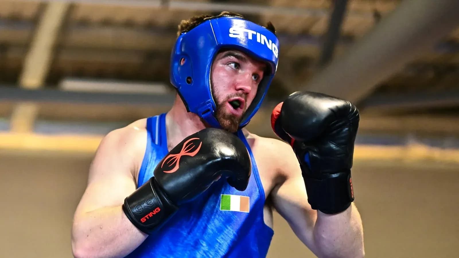 Boxeur en action avec gants et casque de protection