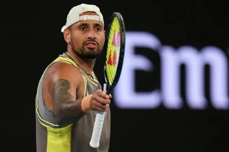 Joueur de tennis tenant une raquette sur le court