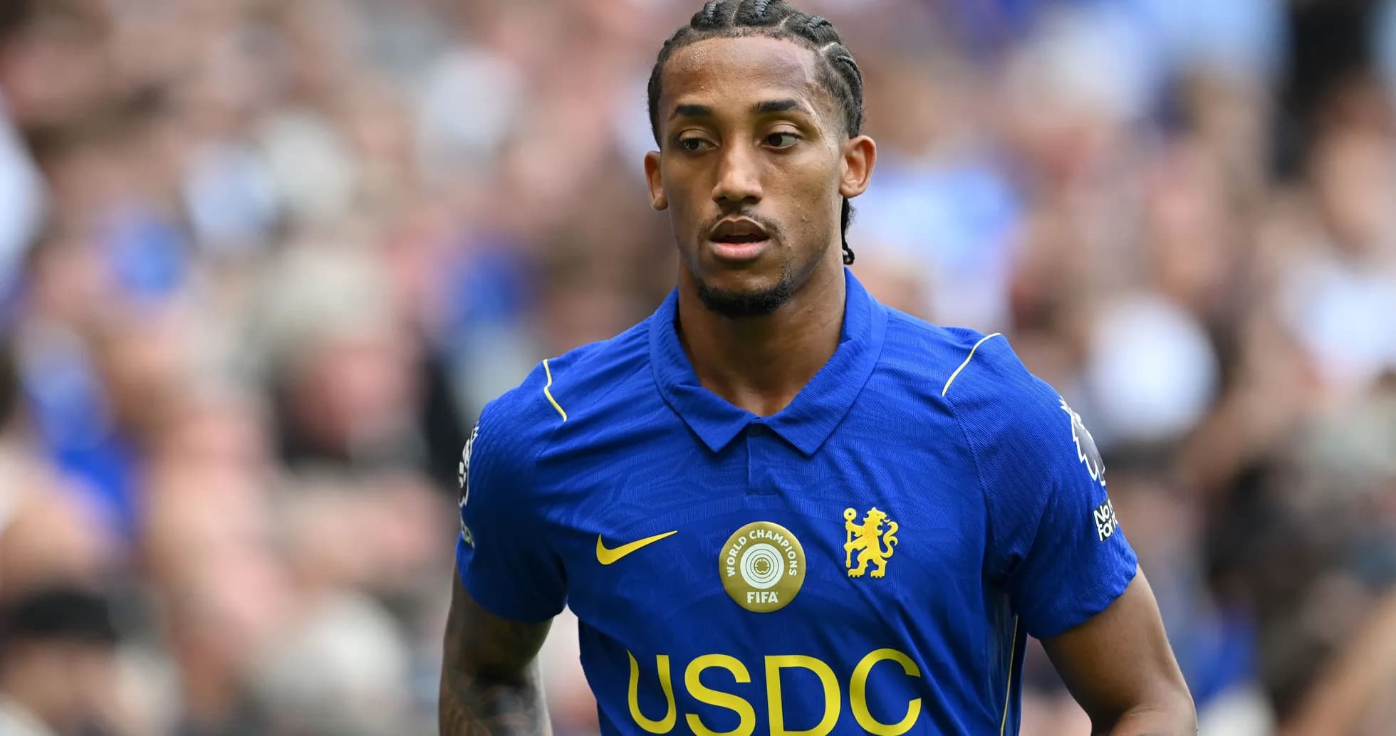 Joueur de Chelsea en uniforme bleu sur le terrain