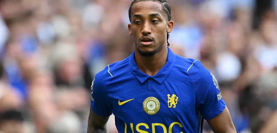 Joueur de Chelsea en uniforme bleu sur le terrain