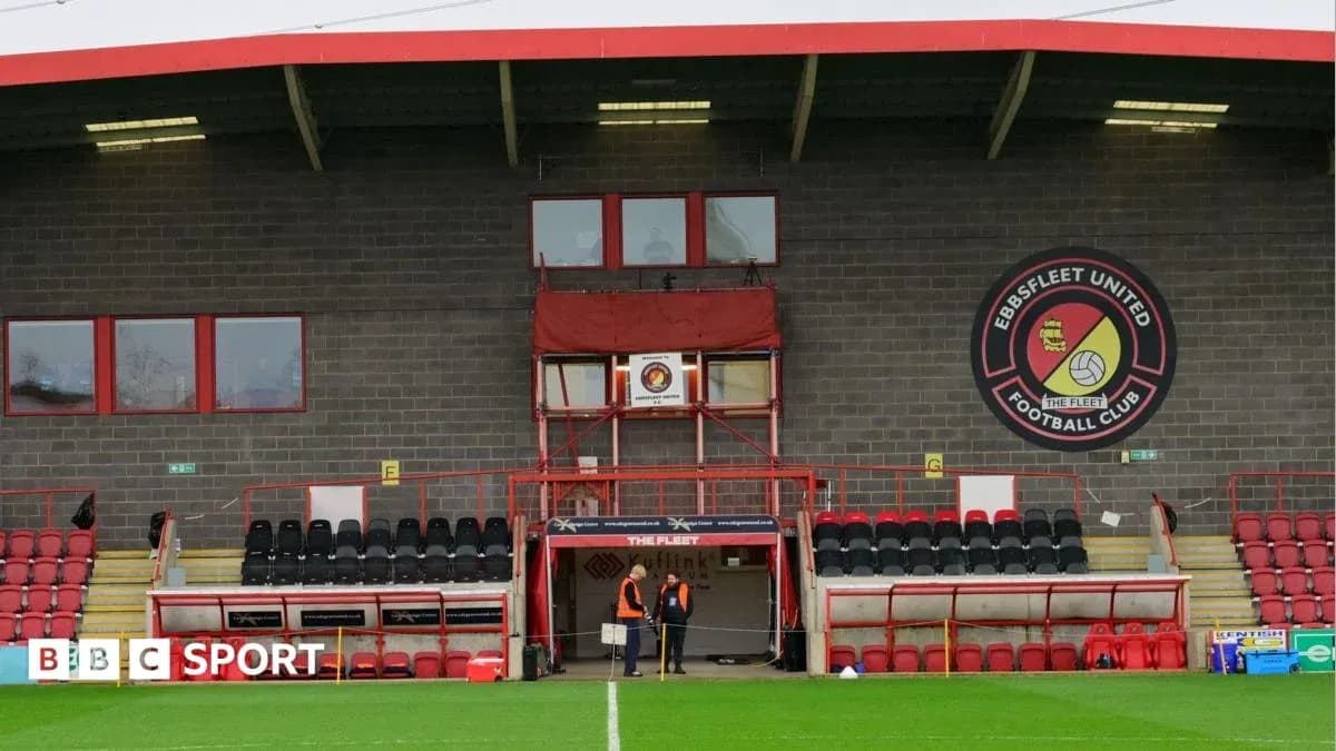 Tribune et logo d'Ebbsfleet United au stade