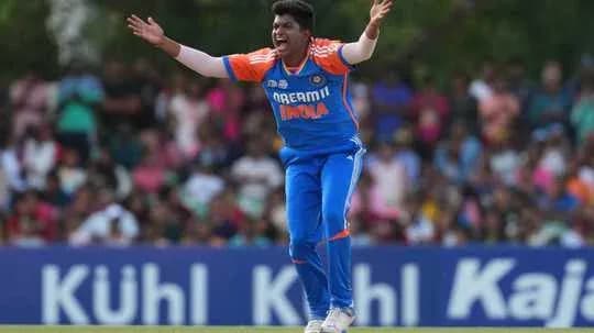 Joueur de cricket réclamant un wicket lors du match