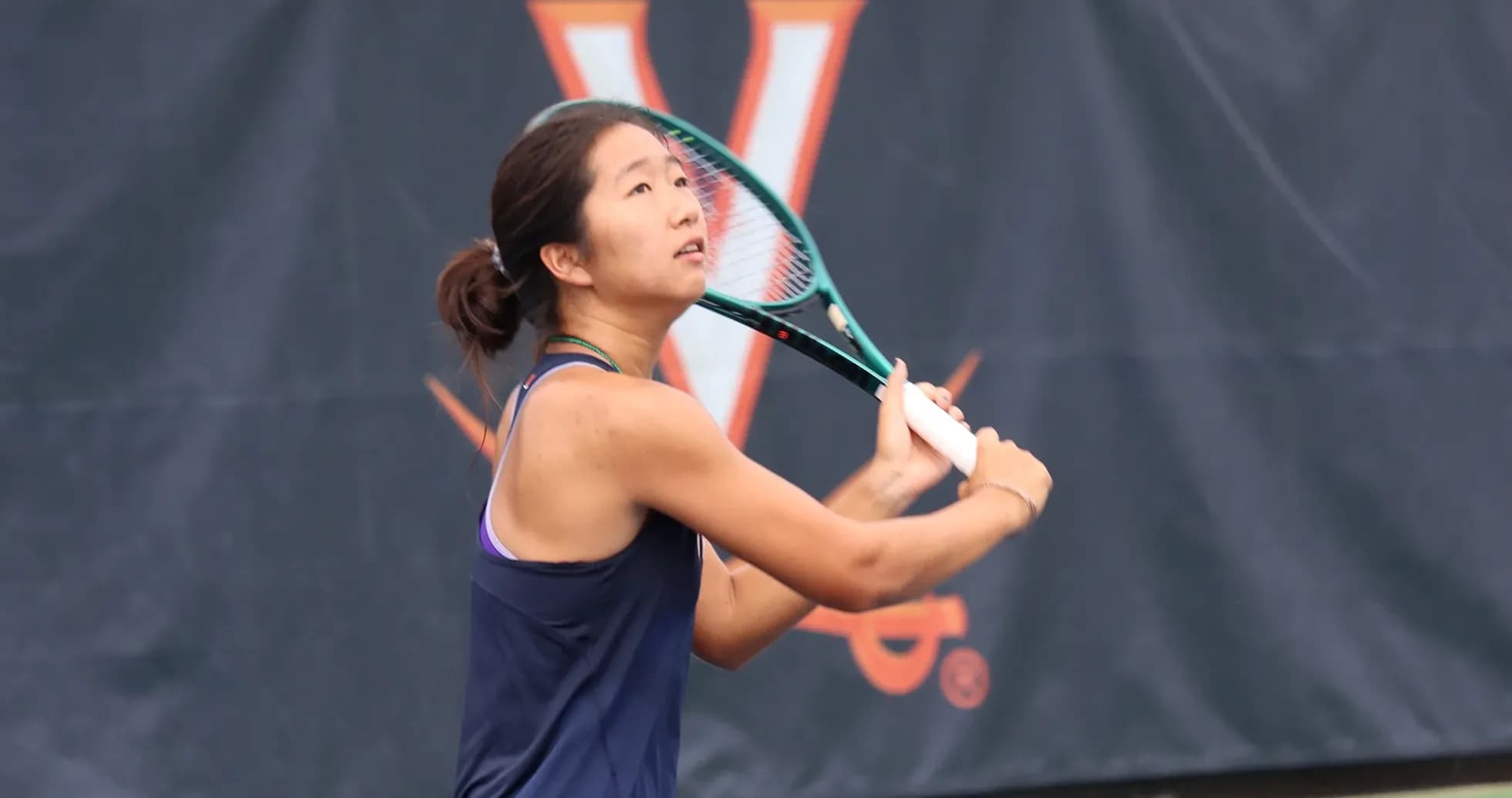 Joueuse de tennis se préparant à frapper la balle