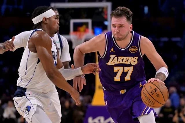 Joueur dribblant le ballon pendant un match de basket