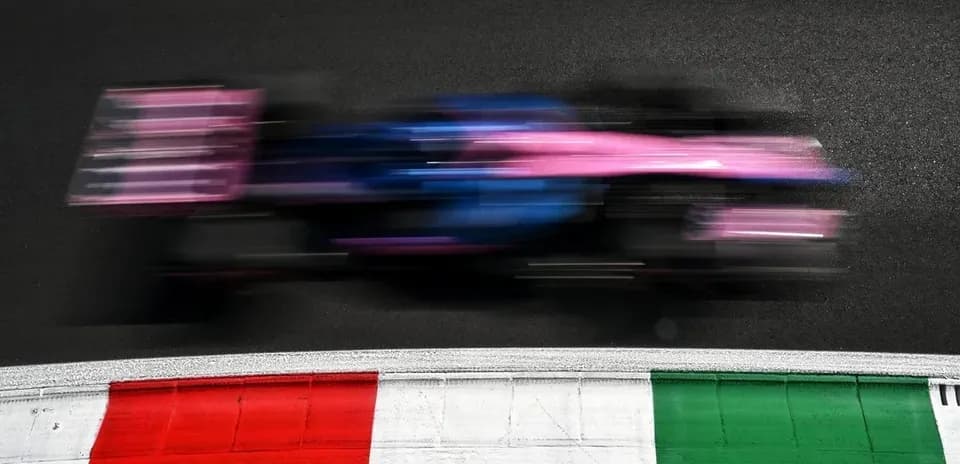 Voiture de course en mouvement sur circuit