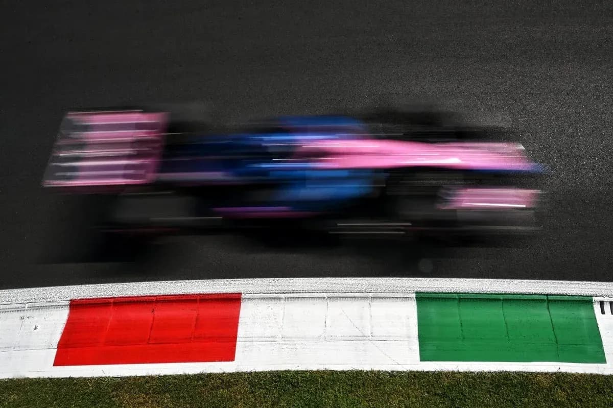Voiture de course en mouvement sur circuit