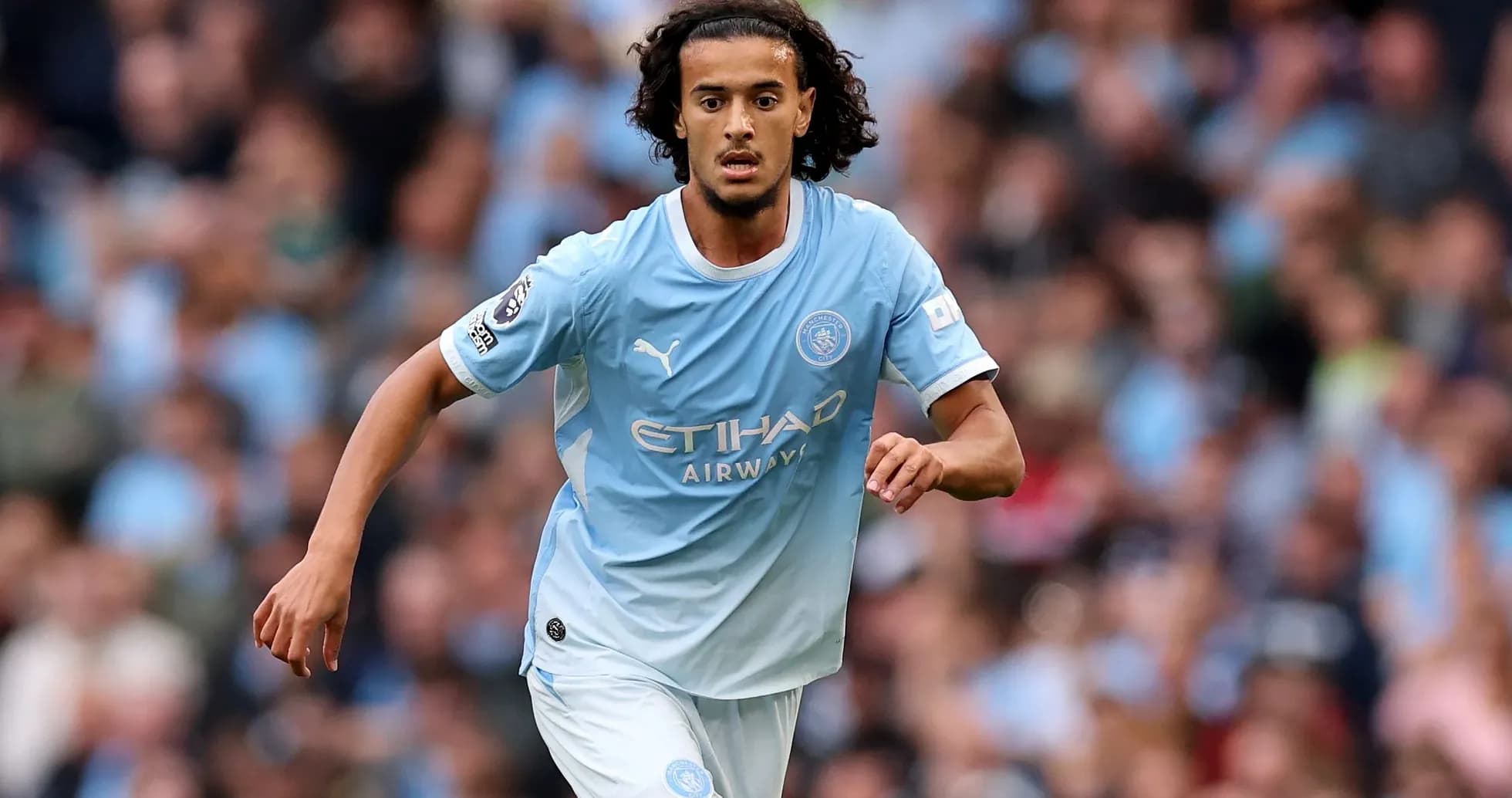 Joueur de Manchester City courant sur le terrain