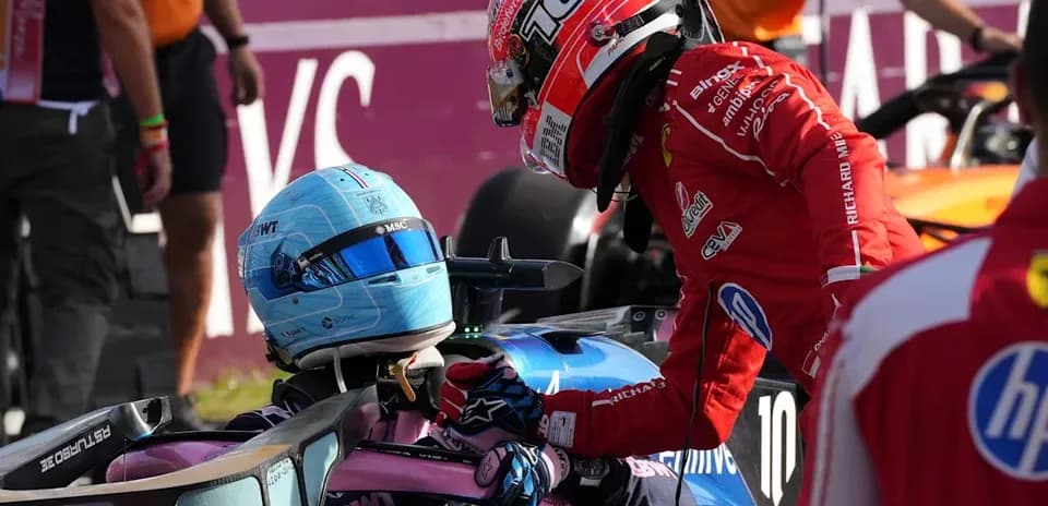 Pilotes discutant après un incident de course