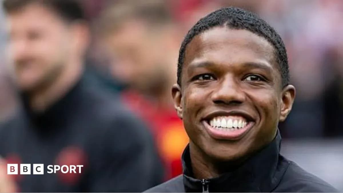 Joueur souriant sur le terrain avant le match