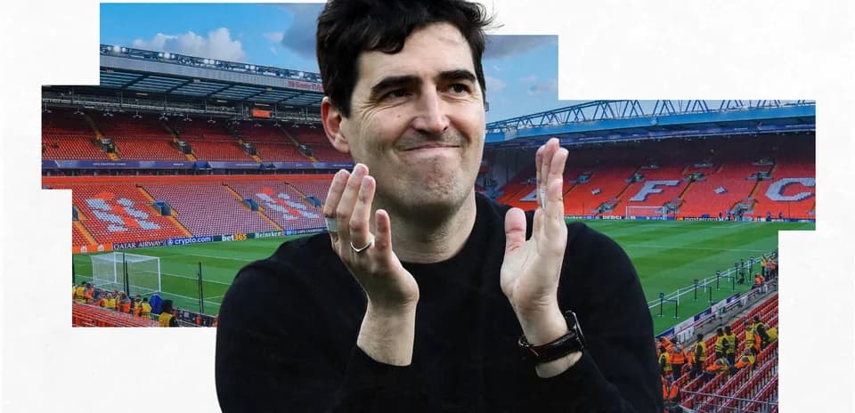Homme applaudissant au stade Anfield vide