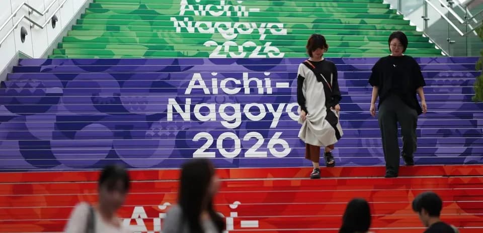 Escalier coloré avec logo Aichi-Nagoya 2026
