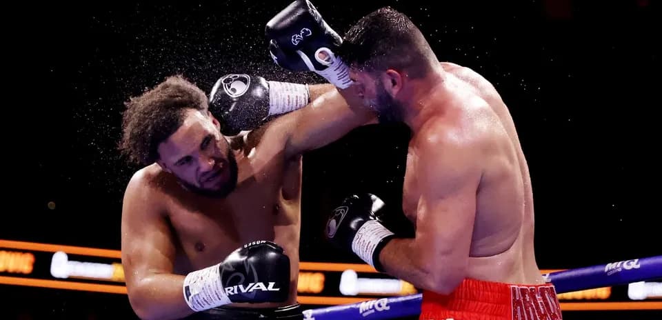 Deux boxeurs se battant dans le ring