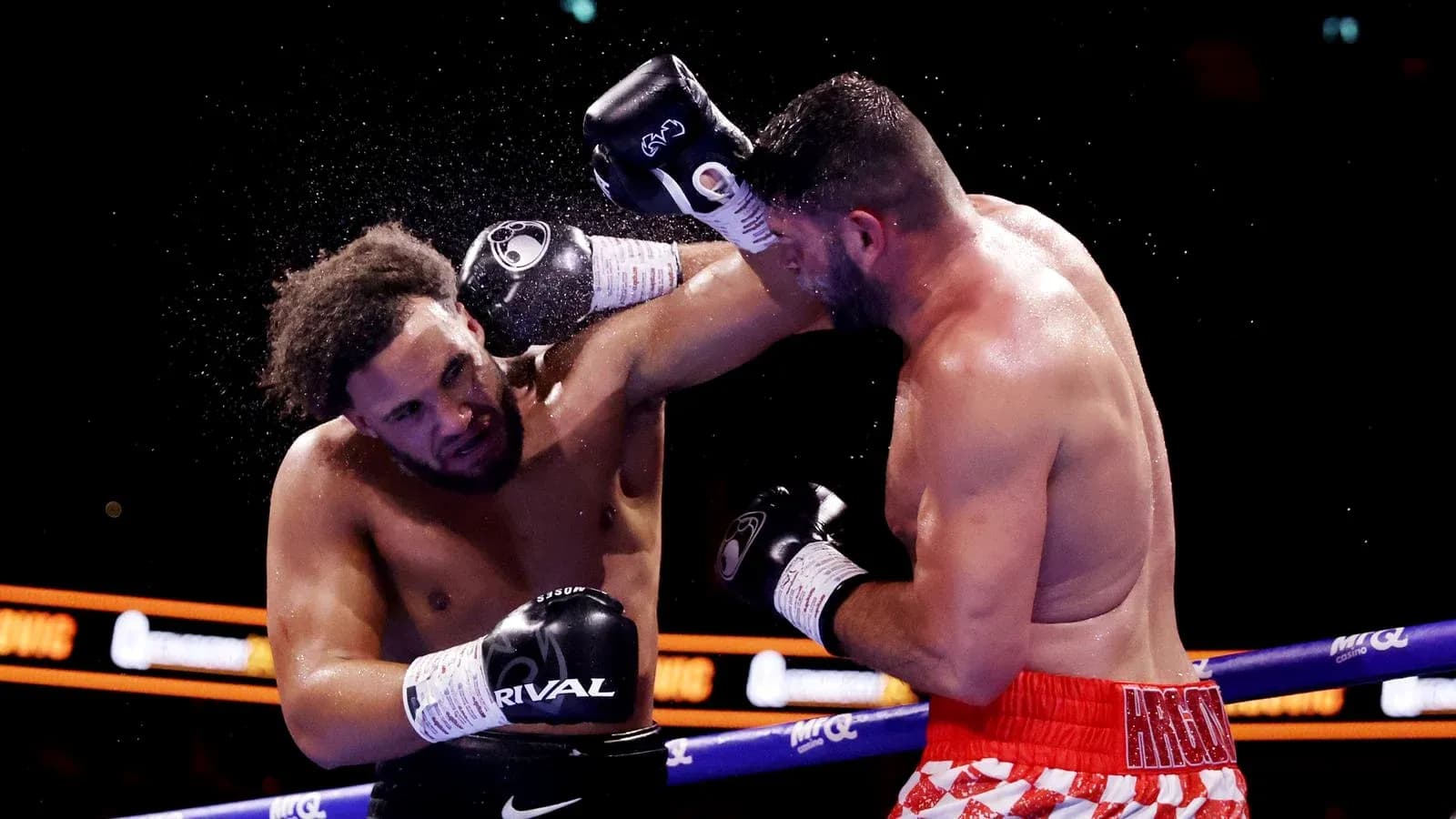 Deux boxeurs se battant dans le ring
