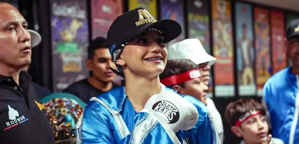 Boxeuse souriante avec des gants avant le combat