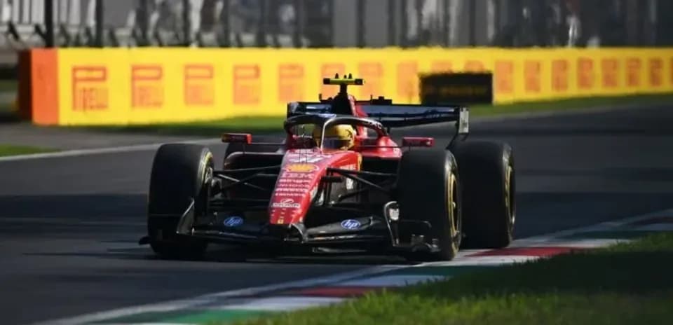 Voiture de F1 Ferrari sur circuit en Italie
