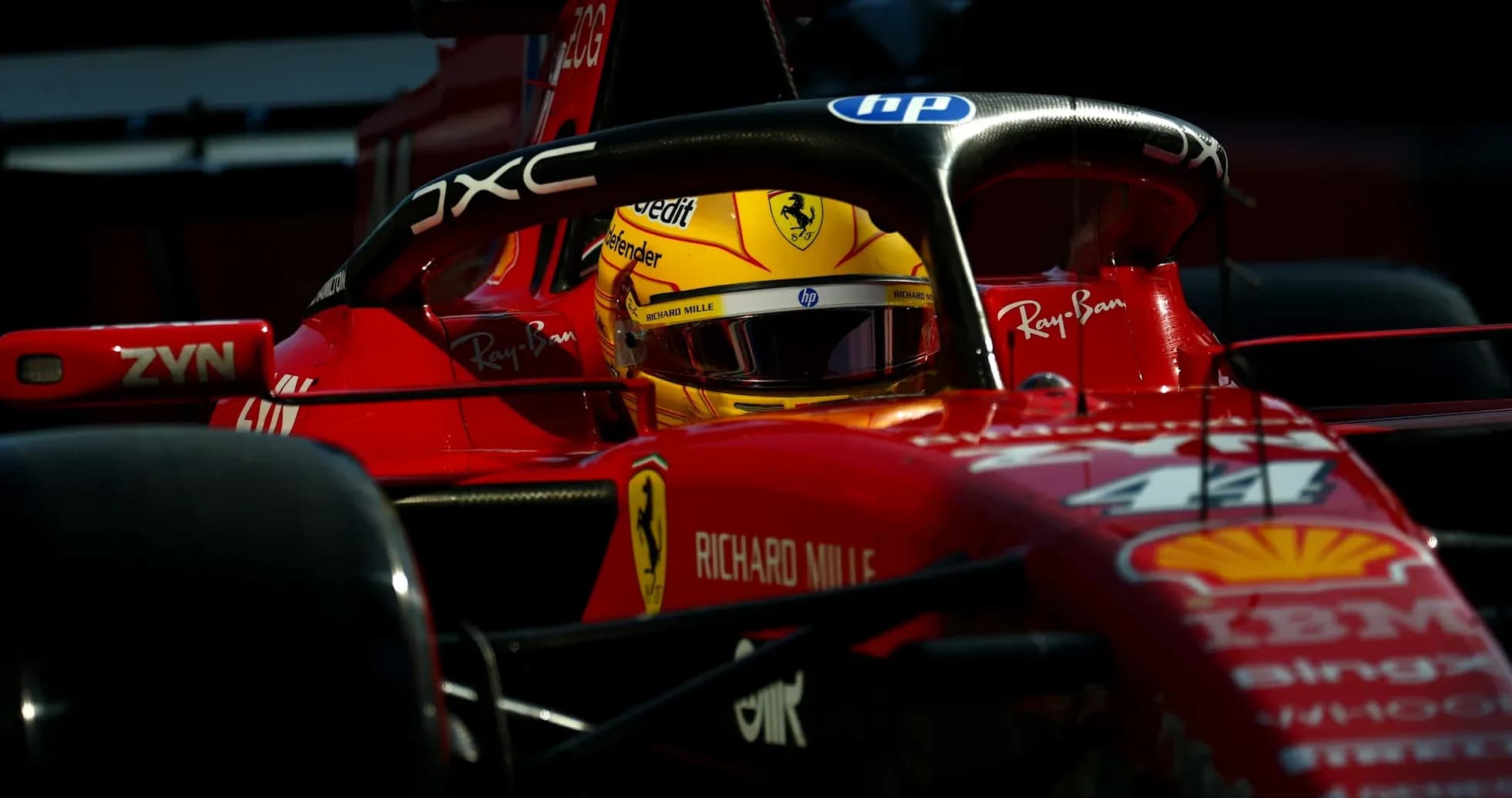 Pilote dans une voiture Ferrari en course