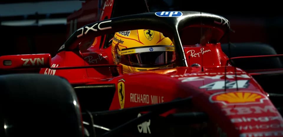 Pilote dans une voiture Ferrari en course