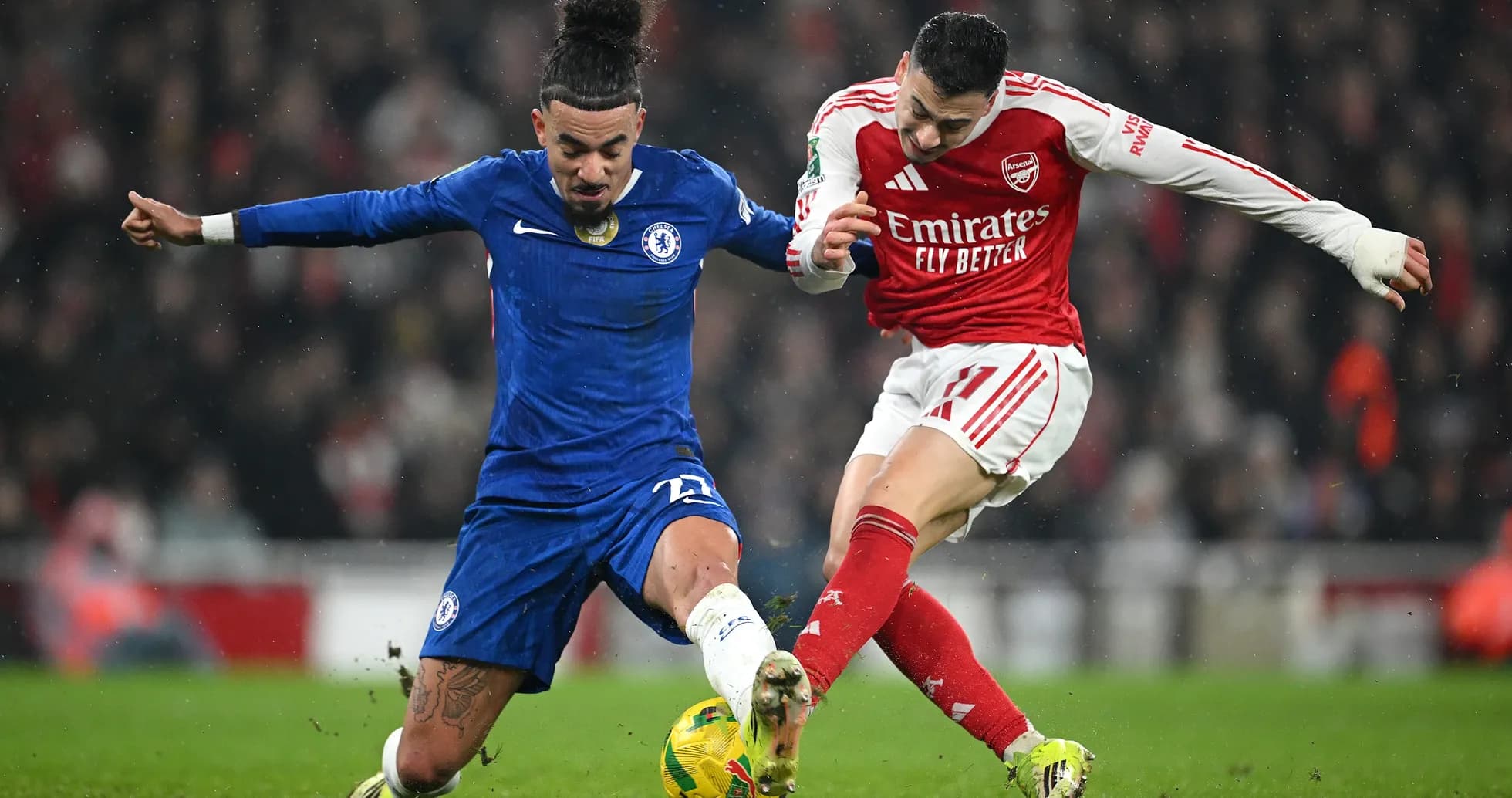 Deux joueurs luttent pour le ballon lors du match