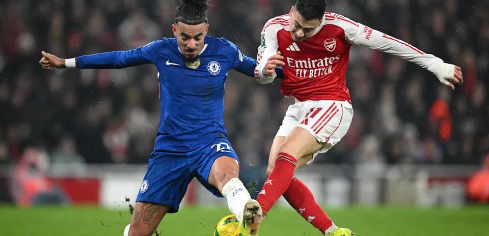 Deux joueurs luttent pour le ballon lors du match