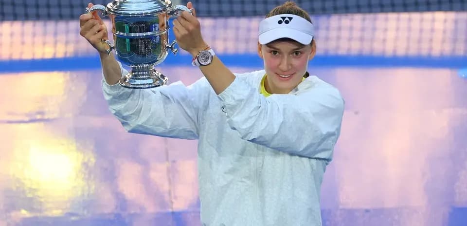 Joueuse levant le trophée après la victoire