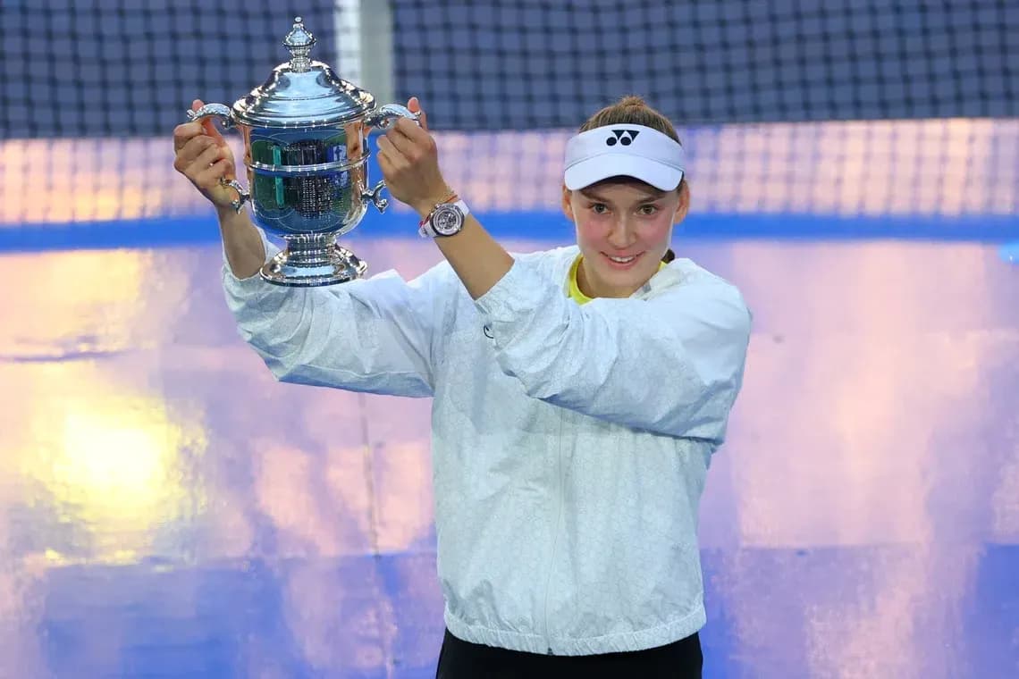 Joueuse levant le trophée après la victoire