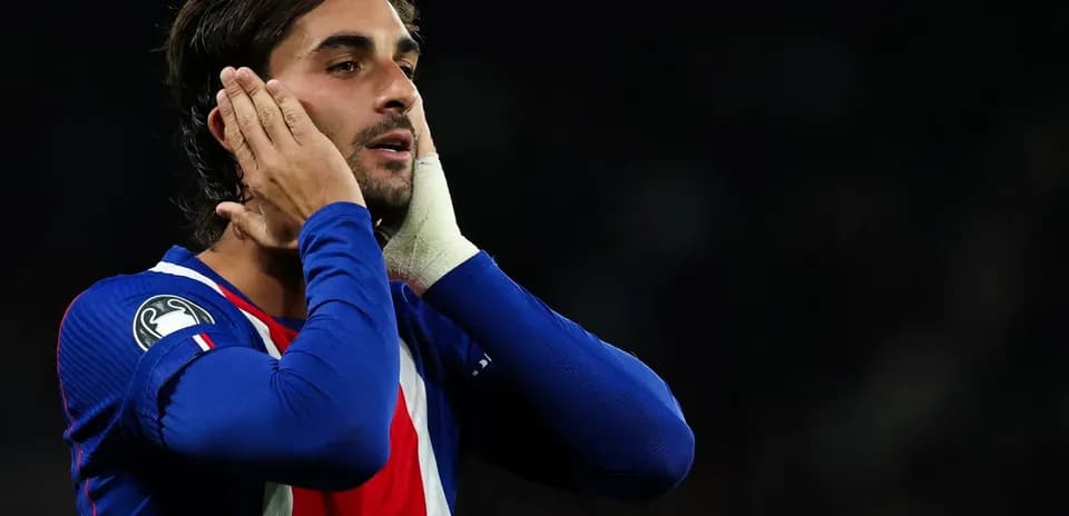 Joueur avec le maillot bleu touchant son visage