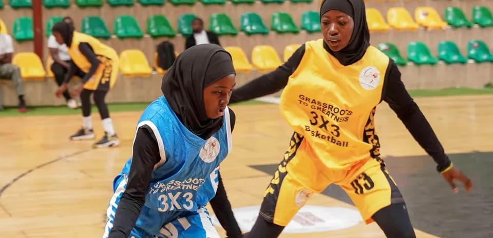 Deux joueuses de basket-ball en action sur le terrain