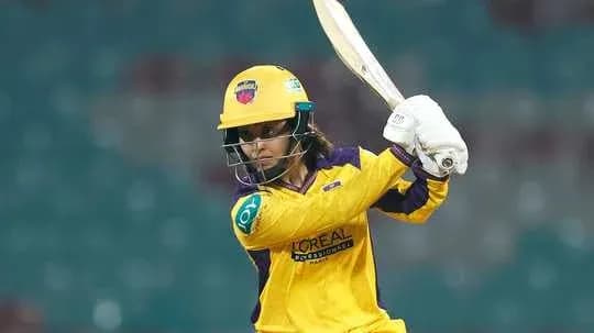 Joueur de cricket frappant la balle au stade
