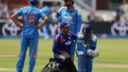 Joueurs indiens discutant avec un joueur blessé