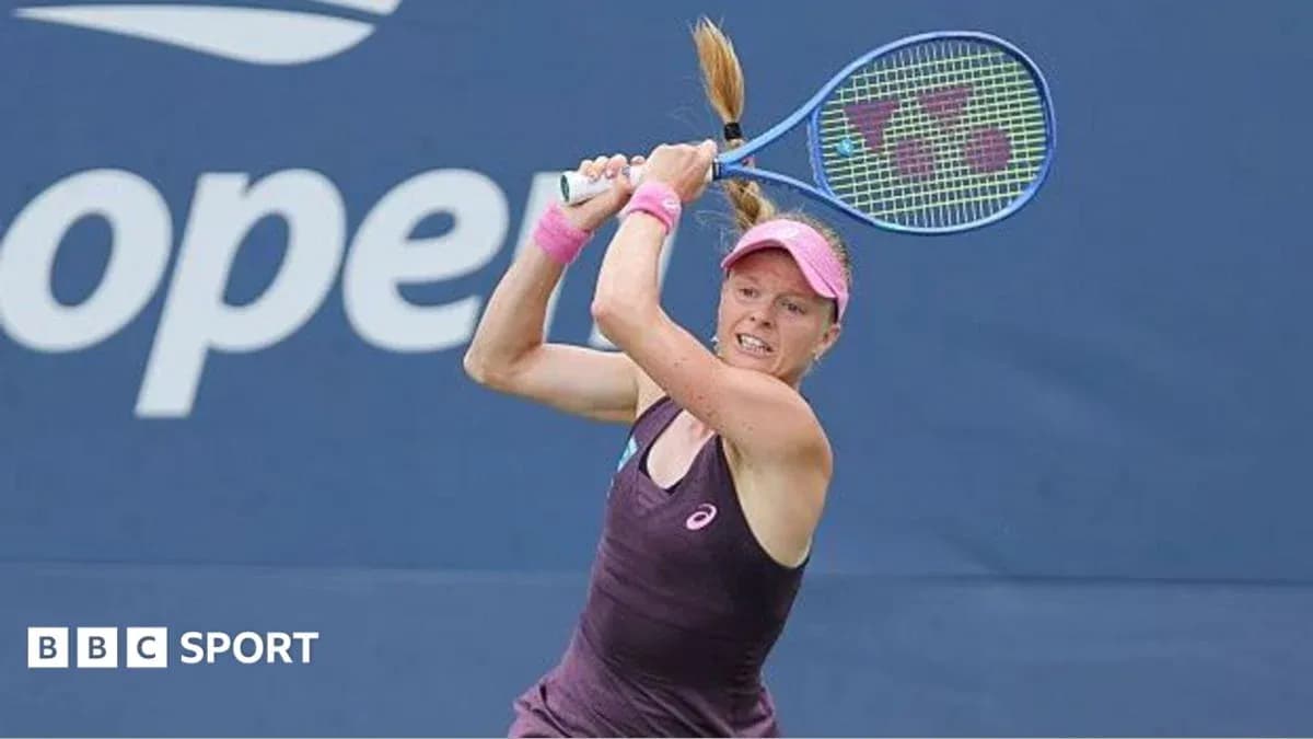Joueuse de tennis frappant la balle au tournoi
