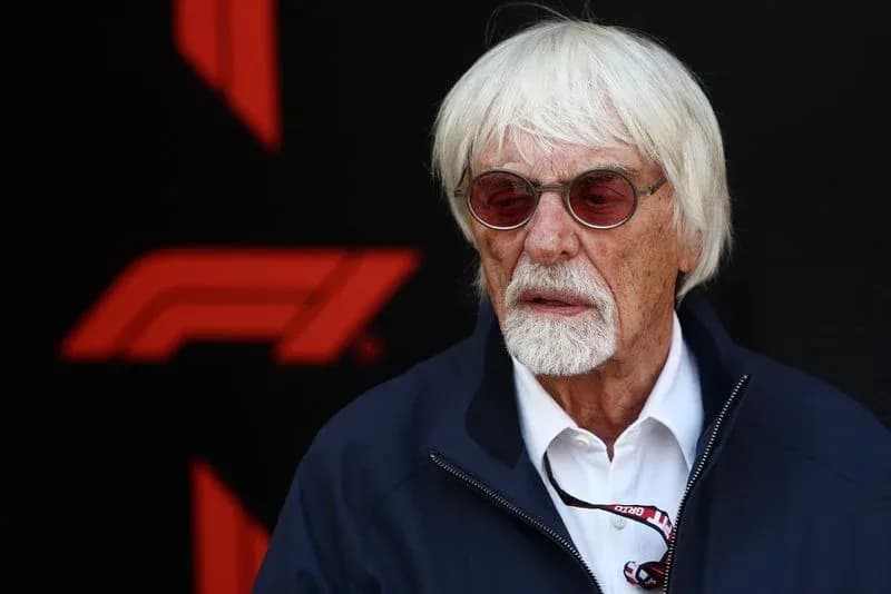 Person avec des lunettes devant un logo de F1