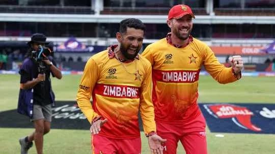 Joueurs zimbabwéens célébrant sur le terrain de cricket