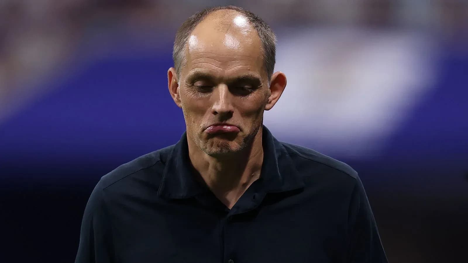 Entraîneur quittant le terrain après le match