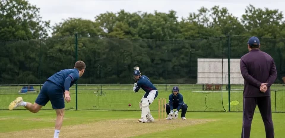 Joueur de cricket frappant la balle lors d'un entraînement