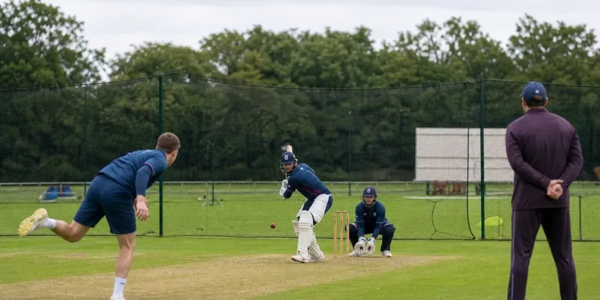 Joueur de cricket frappant la balle lors d'un entraînement