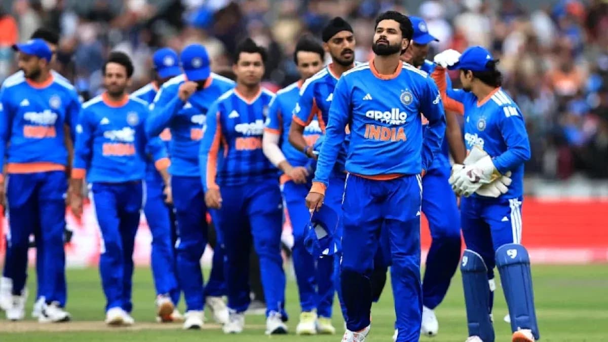 Équipe de cricket d'Inde marchant sur le terrain