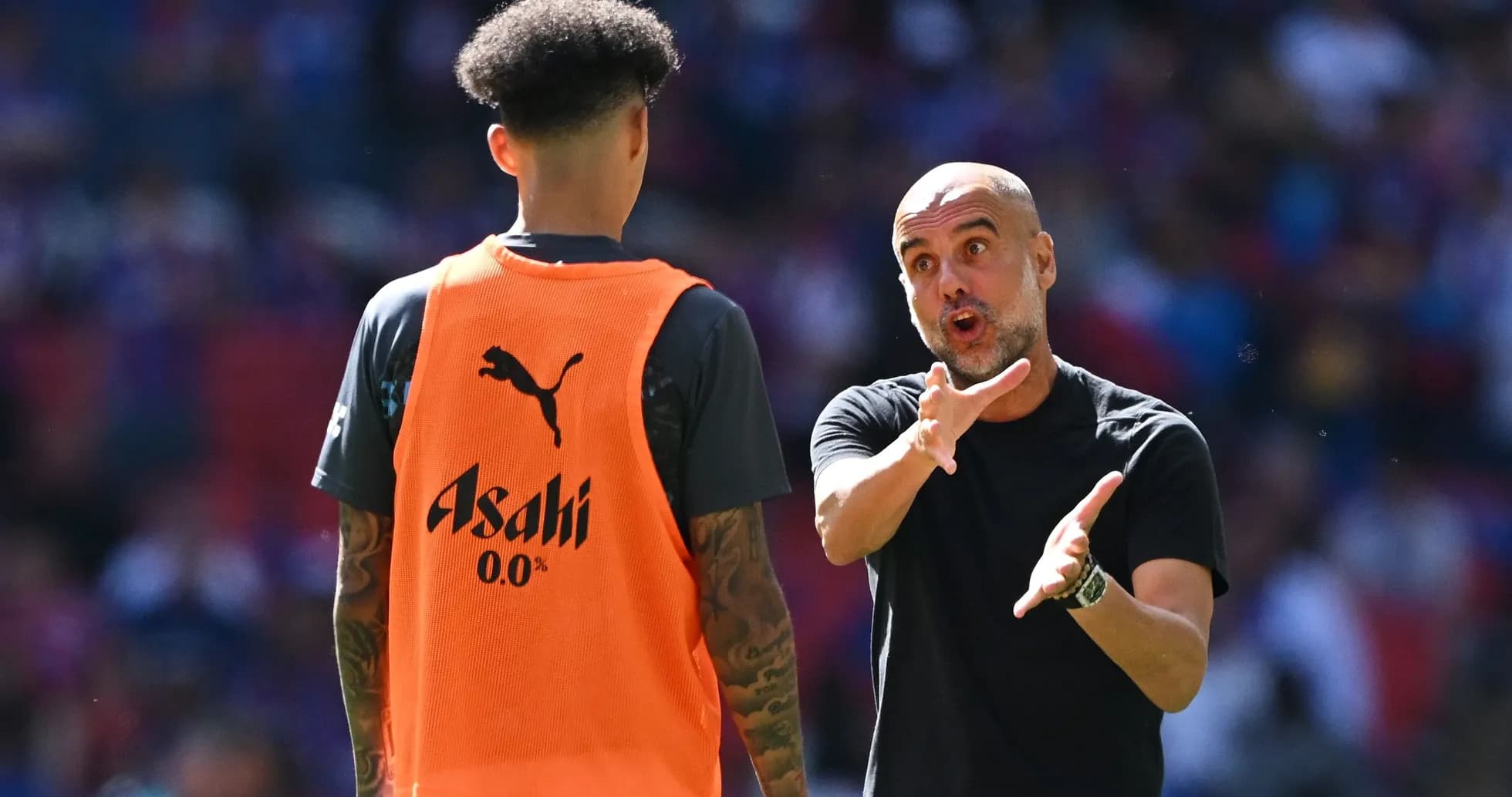Entraîneur donnant des instructions à un joueur avant le match