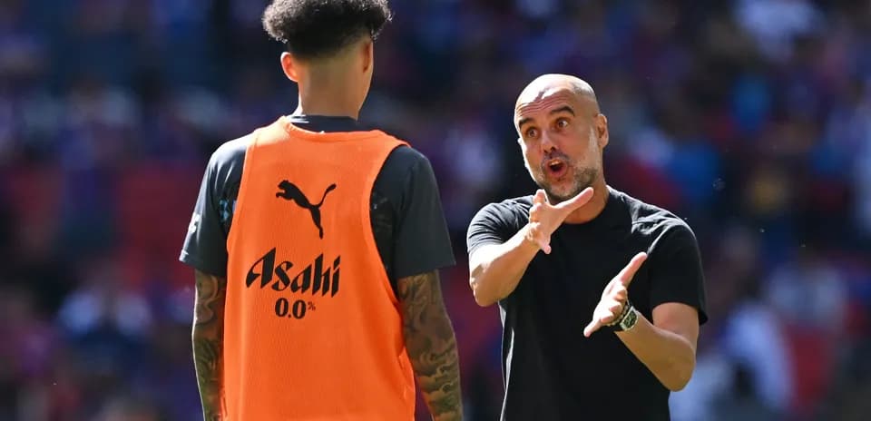 Entraîneur donnant des instructions à un joueur avant le match