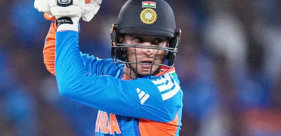 Joueur de cricket en train de frapper la balle