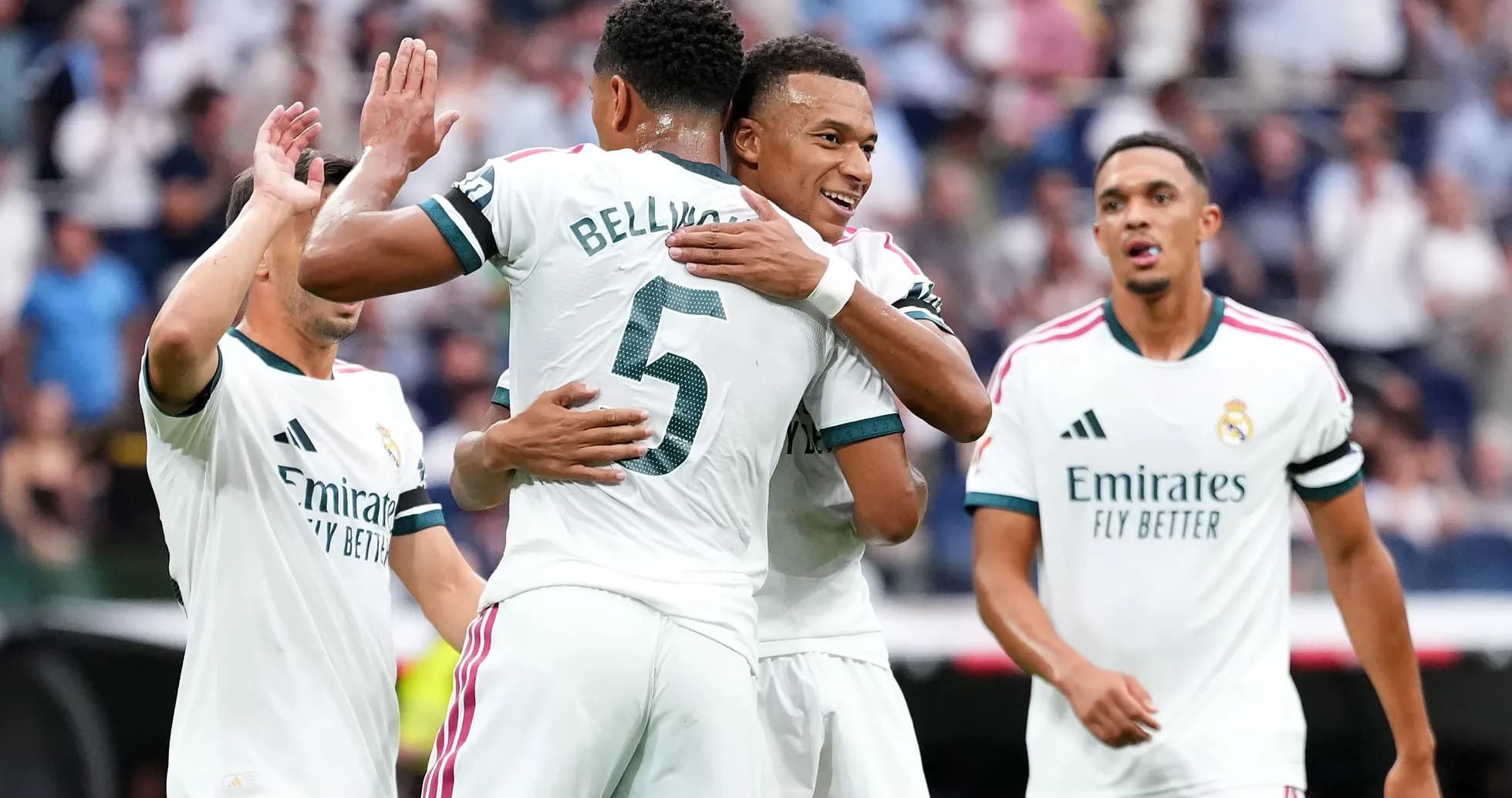 Joueurs du Real Madrid célébrant un but ensemble